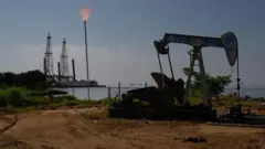 Bomba de extração da PDVSA no lago de Maracaibo em Cabimas, Estado de Zulia, na Venezuela