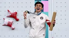 Ekspresi atlet panjat tebing putra Indonesia Veddriq Leonardo usai pengalungan medali emas nomor speed putra Olimpiade Paris 2024 di Le Bourget Climbing Venue, Paris, Prancis, Kamis (8/8/2024). 