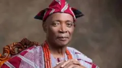 Ọba Rashidi Ladoja ninu aṣọ ofin pẹlu fila abeti-aja