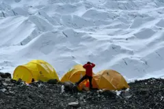 सगरमाथा आधार शिविरमा एक पर्यटक