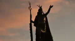 Monumento al emperador inca Pachacútec en la ciudad de Cuzco.