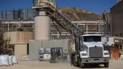 Trabajadores cargan bolsas de tierras raras en un camión en la mina Mountain Pass, en California