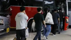 인천공항에서 버스에 탑승하는 귀국 근로자들