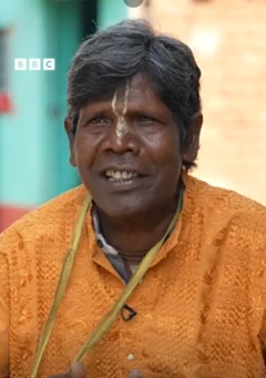 'કચ્ચા બદામ' ગીત ગાઈને વાઇરલ થયેલા ભુવન બધાકરનું જીવન કેટલું બદલાયું છે. અને તેઓ હાલ કેવી હાલતમાં જીવી રહ્યા છે તે જુઓ આ વીડિયોમાં. 