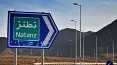 Natanz tabelası ve arkada dağlar