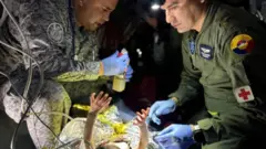 تیمی از نیروی هوایی کلمبیا برای کمک به این بچه‌ها به منطقه اعزام شده بودند.