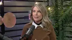 Rita Lobo falando em um microfone durante entrevista