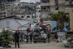 فلسطينيون يحزمون أمتعتهم بعد قصف مواقع في غزة