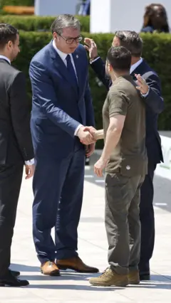 Aleksandar Vučić i Vladimir Zelenski se rukuju u Moldaviji 2023.