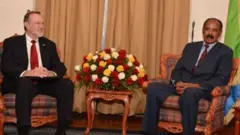 ፕረዚደንት ኢሳይያስ ንተሓጋጋዚ ጸሓፊ ጉዳያት ወጻኢ ኣመሪካ ኣብ ጉዳያት ኣፍሪቃ ዝነበረ ቲቦር ናዥ ኣብ ኣብ ታሕሳስ 2018 ኣብ ኣስመራ ረኺቡ ኣብ ዘዘራረበሉ። 