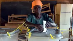 Umugore atora