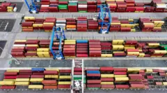 Conteineres lado a lado