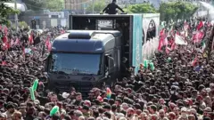 خودروی حامل خامنه‌ای