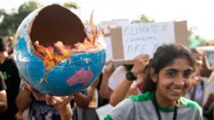 వాతావరణ మార్పుల నేపథ్యంలో ప్రభుత్వాలు చర్యలు తీసుకోవాలని డిమాండ్ చేస్తూ 2019లో ముంబైలో జరిగిన ప్రదర్శనలో పాల్గొన్న ఒక యువతి
