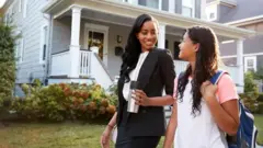 직장에 출근하는 여성과 등교하는 자녀의 모습