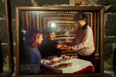 د نوریه صالحي یو زوړ عکس، چې د رسټورانټ جوړولو نظر یې پراخه کړ، پر دېوال ځړول شوی دی.