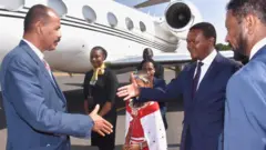 ፕሬዝዳንት ኢሳያስ ናይሮቢ ሲደርሱ የኬንያ የውጭ ጉዳይ ሚኒስትር አልፍሬድ ሙትዋ ሲቀበሏቸው 