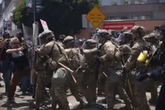 Confronto entre manifestantes e agentes de segurança