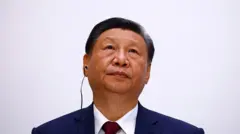 O presidente chinês, Xi Jinping, com um fone de ouvido