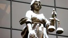 Статуя Фемиды у здания Верховного суда РФ