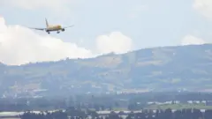 Avião aterrissa em Bogotá, em fevereiro de 2021