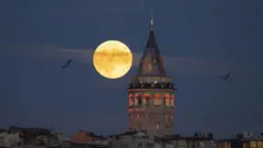Galata Kulesi ve Ay manzarası