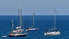 Три лодки из флотилии, следовавшей в Газу, в Греции 26 апреля (до задержания части флотилии Израилем)