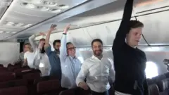 Los pasajeros haciendo ejercicio.