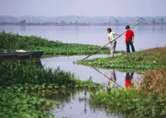 Un homme et une femme près d'un fleuve.