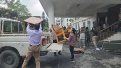 क्षति भएका सामान सार्दै गृहमन्त्रालयका कर्मचारी