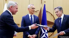 नेटो में शामिल होने की औपचारिकता पूरी करते हुए फ़िनलैंड के विदेश मंत्री पेक्का हाविस्तो (बाएं) और अमेरिकी विदेश मंत्री एंटनी ब्लिंकन (दाएं).