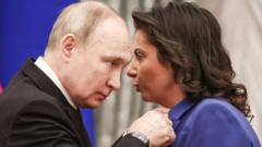 Маргарита Симоньян получает от Владимира Путина "Орден почета" в Кремле. Декабрь 2022 года
