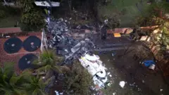 Reruntuhan pesawat ATR-72 yang jatuh di Vinhedo, Brasil.