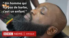Un homme barbu chez le coiffeur.
