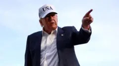 Ameriški predsednik Donald Trump nosi ameriški klobuk