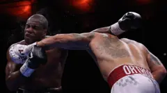 В пятом раунде Усик дважды свалил Дюбуа на землю.
