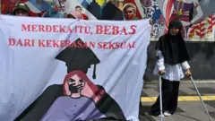 Aktivis dari gerakan anti-kekerasan perempuan memegang spanduk bertuliskan "kebebasan bebas dari kekerasan seksual" saat protes terhadap pelecehan seksual dan kekerasan terhadap perempuan di kampus-kampus pada 10 Februari 2020.