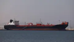 Navio em porto dos Emirados Árabes
