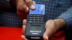 Close na mão de pessoa inserindo cartão RuPay em maquininha