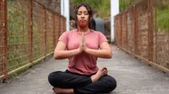 योगासनं केल्यामुळे मानसिक आरोग्य कसं सुधारतं?