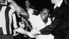 Pele golpea a otro jugador