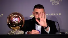 Kareem Benzema pẹlu ami ẹyẹ Ballon d'Or to gba