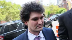 Sam Bankman-Fried que se declarou inocente de múltiplas acusações de conspiração e fraude