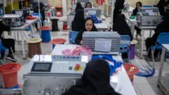 کارگران زن در یک کارخانه تولید قطعات الکترونیکی صنعت خودروسازی در استان کرمان