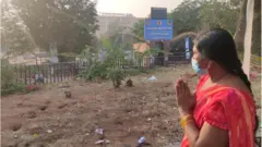గాంధీ ఆస్పత్రికి దండం పెడుతున్న మహిళ