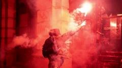 Протестующий бросает файер в двери полицейского участка