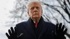 Трамп у пальті і рукавицях