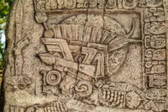 Estela de la conquista del rey de Ceibal, Balam Chan Cahuil, sobre el rey Aguateca, en Guatemala.