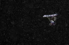 El surcoreano Geonhui Kim de cabeza, durante un salto de snowboard en Milán-Cortina 2026