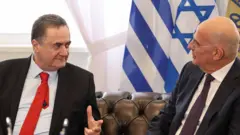 İsrail Savunma Bakanı Israel Katz ve Yunanistan Savunma Bakanı Nikmos Dendias 